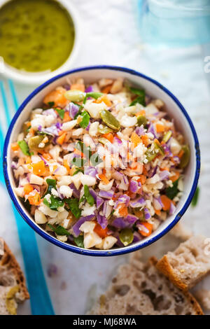 Chou croquant le couscous. Les dés de chou-fleur, carotte, salade de chou rouge aux graines de potiron & persil, basilic et thym habiller Banque D'Images