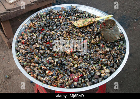 Ban Lung Cambodge, Chili vente de décrochage du marché local des en escargot Banque D'Images