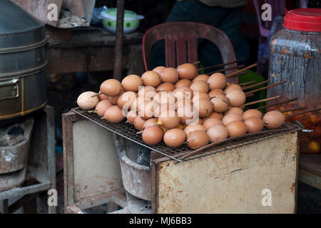 Banlung Cambodge, cabine de vendre sur le marché local des brochettes d'oeufs Banque D'Images
