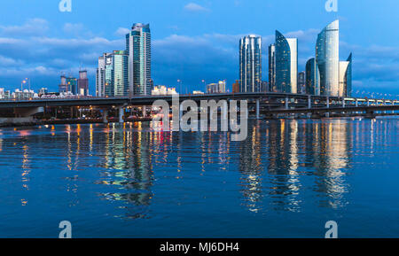 La ville de nuit, vue panoramique des toits de gratte-ciel de luxe et de viaducs. Cher et prestigieux quartier résidentiel dans le quartier de Haeundae de Busan, Banque D'Images