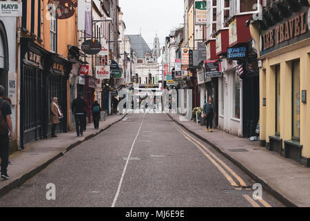 3 mai 2018, Cork, Irlande - rues au cœur de la ville avec des magasins, restaurants, et les gens. Banque D'Images