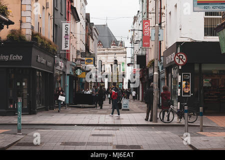 3 mai 2018, Cork, Irlande - rues au cœur de la ville avec des magasins, restaurants, et les gens. Banque D'Images