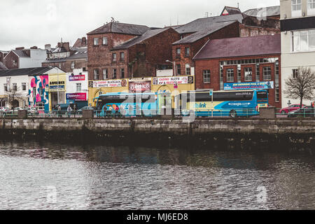 3 mai 2018, Cork, Irlande - autobus stationnés sur Saint Patrick's Quay Street près de la rivière Lee Banque D'Images