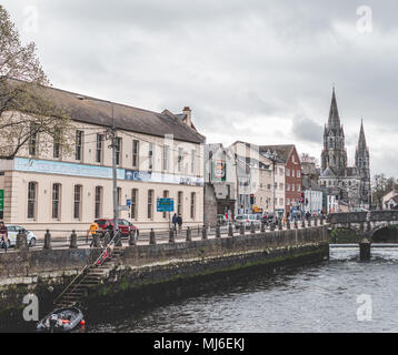 3 mai 2018, Cork, Irlande - Sullivan's Quay Street, le Nano Nagle Pont sur la rivière Lee, et la cathédrale Saint Fin Barre à l'arrière-plan. Banque D'Images