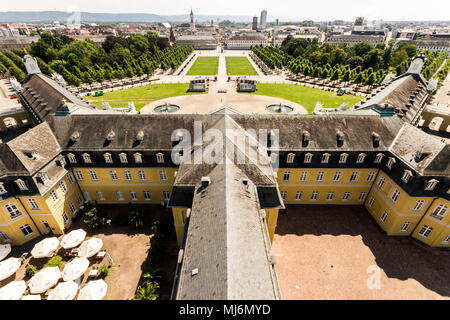 Vues de la ville allemande de Karlsruhe de la tour de château de Karlsruhe (Karlsruher Schloss). Baden-Wurttemberg, Allemagne Banque D'Images