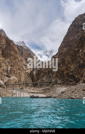 Attabad lake et rocky mountain avec bateau local au Pakistan Banque D'Images