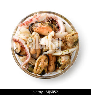 Vue de dessus du bol de mélange de fruits de mer avec lass isolated on white Banque D'Images