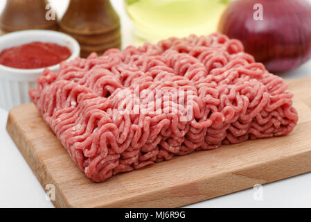 Close up de la viande hachée avec des épices et condiments Banque D'Images