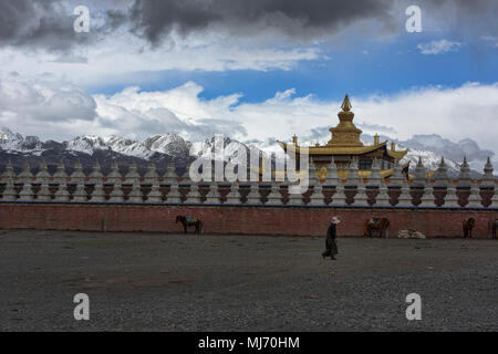 Muya Golden Tower et Yala Snow Mountain sous une tempête, Tagong, Sichuan, Chine Banque D'Images