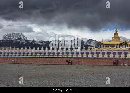 Muya Golden Tower et Yala Snow Mountain sous une tempête, Tagong, Sichuan, Chine Banque D'Images