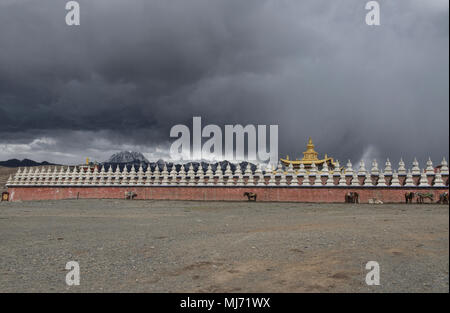 Muya Golden Tower et Yala Snow Mountain sous une tempête, Tagong, Sichuan, Chine Banque D'Images