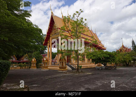 Thalang, Phuket / Thaïlande - 11 Avril 2018 : l'esplanade de la salle de la cérémonie royale Wat Phra Tong Buddist temple est calme dans le début de mes rêves Banque D'Images