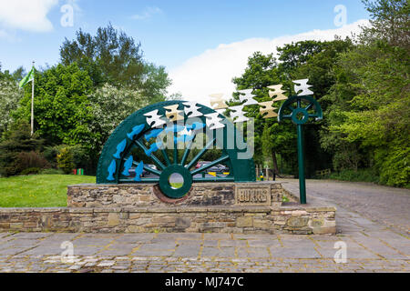 Waterwheel la sculpture de David Kemp à l'entrée de bavures Country Park, Bury, installé en 1996. La roue hydraulique a été commandé par Bury Conseil. Banque D'Images