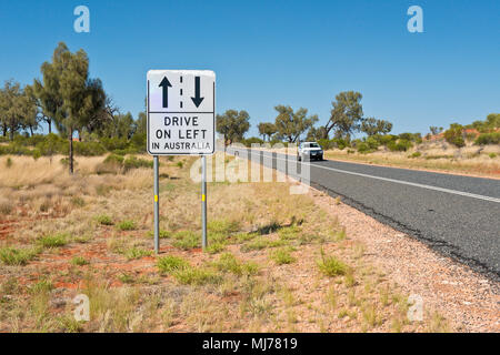 Conduire à gauche en Australie de signalisation routière. Pour rappeler aux touristes étrangers de quel côté de la route de Drive On, Banque D'Images