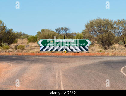 Lasseter Highway road sign directions à Stuart Highway et Uluru (Ayers Rock) Banque D'Images