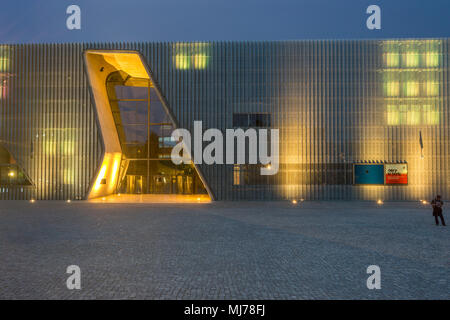 Varsovie, Pologne - Mai 03, 2108 : extérieur du Musée de l'histoire des Juifs polonais au crépuscule, Banque D'Images