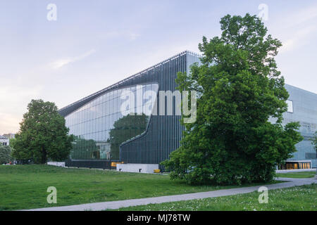 Varsovie, Pologne - Mai 03, 2108 : extérieur du Musée de l'histoire des Juifs polonais au crépuscule, Banque D'Images