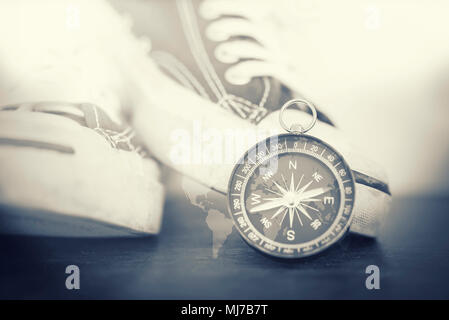 Double exposition de boussole, chaussures et carte du monde. Concept de voyage. Banque D'Images