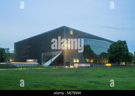 Varsovie, Pologne - Mai 03, 2108 : extérieur du Musée de l'histoire des Juifs polonais au crépuscule, Banque D'Images