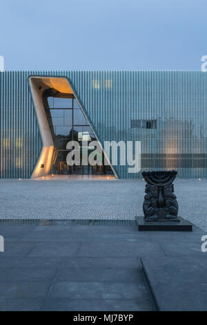 Varsovie, Pologne - Mai 03, 2108 : extérieur du Musée de l'histoire des Juifs polonais au crépuscule, Banque D'Images