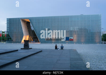 Varsovie, Pologne - Mai 03, 2108 : extérieur du Musée de l'histoire des Juifs polonais au crépuscule, Banque D'Images