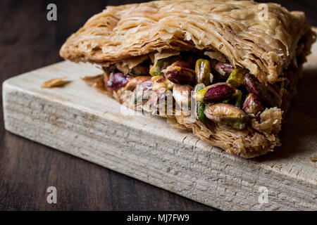 Dessert : à la Pistache / Fistikli Baklava sur surface en bois Banque D'Images