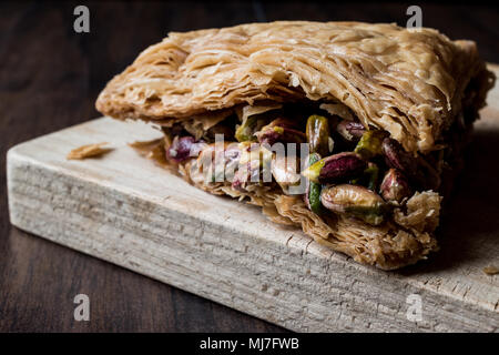 Dessert : à la Pistache / Fistikli Baklava sur surface en bois Banque D'Images