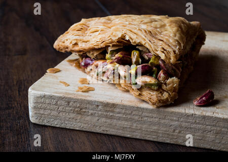 Dessert : à la Pistache / Fistikli Baklava sur surface en bois Banque D'Images