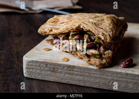 Dessert : à la Pistache / Fistikli Baklava sur surface en bois Banque D'Images