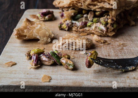 Dessert : à la Pistache / Fistikli Baklava sur surface en bois Banque D'Images