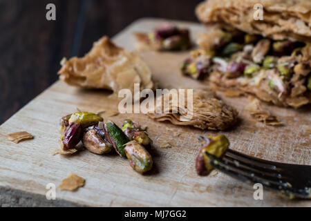 Dessert : à la Pistache / Fistikli Baklava sur surface en bois Banque D'Images