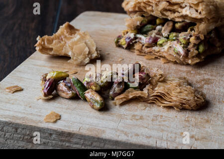 Dessert : à la Pistache / Fistikli Baklava sur surface en bois Banque D'Images