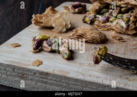 Dessert : à la Pistache / Fistikli Baklava sur surface en bois Banque D'Images