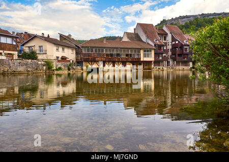 Ornans Cityscape côté rivière Loue - Doubs - France Banque D'Images