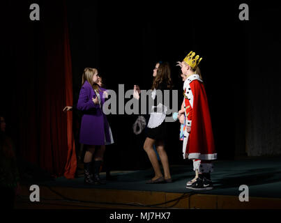 Les adolescents Les adolescents à participer au concours de jeunes talents, la mise en scène basée sur le conte d'Andersen "La reine des neiges" Saint-Pétersbourg, Russie Banque D'Images