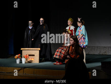 Les adolescents Les adolescents à participer au concours de jeunes talents, la mise en scène basée sur le conte d'Andersen "La reine des neiges" Saint-Pétersbourg, Russie Banque D'Images