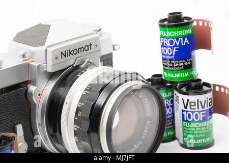 Un Nikomat FTN film appareil fabriqué par Nikon équipé d'un Nikkor-S 50mm 1.4 Objectif. Dorset England UK. Il est représenté avec une sélection de Fuji Film cainster Banque D'Images