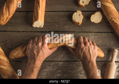 Baguette en mains Banque D'Images