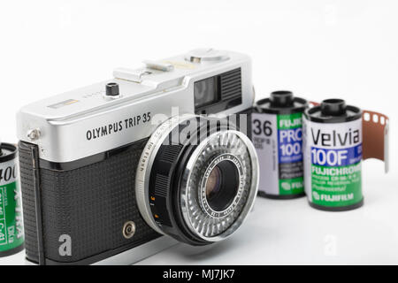 Un groupe de Olympus TRIP 35 film appareil acheté pour $1 de la vente de charité dans le Dorset England UK. Production de l'appareil photo a été lancé à partir de 1967-1984 et il a été fitt Banque D'Images