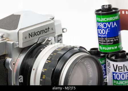 Un Nikomat FTN film appareil fabriqué par Nikon équipé d'un Nikkor-S 50mm 1.4 Objectif. Dorset England UK. Il est représenté avec une sélection de Fuji Film cainster Banque D'Images