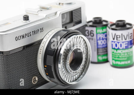 Un groupe de Olympus TRIP 35 film appareil acheté pour $1 de la vente de charité dans le Dorset England UK. Production de l'appareil photo a été lancé à partir de 1967-1984 et il a été fitt Banque D'Images