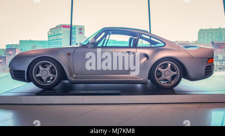 STUTTGART, Allemagne, le 7 avril 2017, 2017 : 1988 Porsche 959 dans le musée Porsche. Cette voiture est l'un des plus célèbres Porsche. Banque D'Images