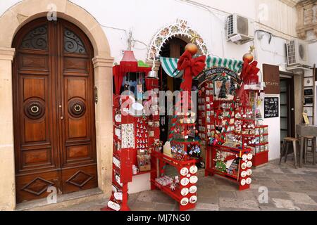 GALLIPOLI, ITALIE - 31 MAI 2017 : Boutique de souvenirs à Gallipoli, Italie. Avec 50,7 millions de visiteurs l'Italie est un des pays les plus visités. Banque D'Images