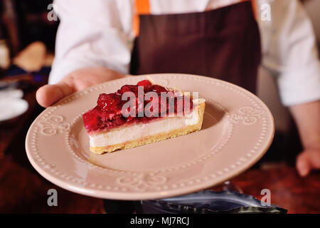 Morceau de gâteau ou de tarte aux framboises sur une plaque close-up Banque D'Images