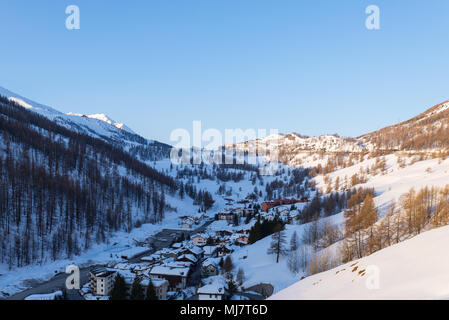 Vue panoramique sur la station de ski de Sestriere à partir de ci-dessus, célèbre billet destinatio dans les Alpes, Piémont, Italie. Banque D'Images