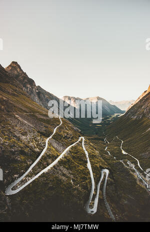 Route Trollstigen montagnes en Norvège voyage scandinave serpentine landmarks vue aérienne Banque D'Images