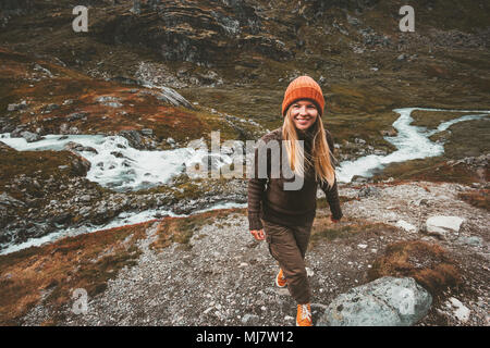 Jeune femme heureuse de marcher seul dans les montagnes scandinaves aventure voyage concept de vie vacances actives en Norvège Banque D'Images