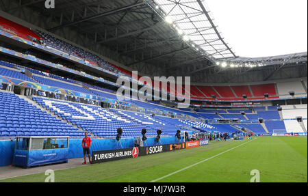 LYON, FRANCE - 15 juin 2016 : vue panoramique du Stade de Lyon (Parc Olympique Lyonnais) au cours de session de formation de l'Équipe nationale de football avant l'Ukraine Banque D'Images