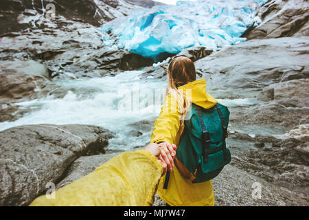 Suivez les voyageurs couple holding hands in glacier montagne l'amour et de vie voyages vacances de randonnée aventure concept active en Norvège nature sauvage Banque D'Images