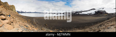 Vue panoramique de l'aride paysage polaire Deception Island, l'Antarctique, une caldeira active avec tour de bateau, les gens et la chasse historique statio Banque D'Images